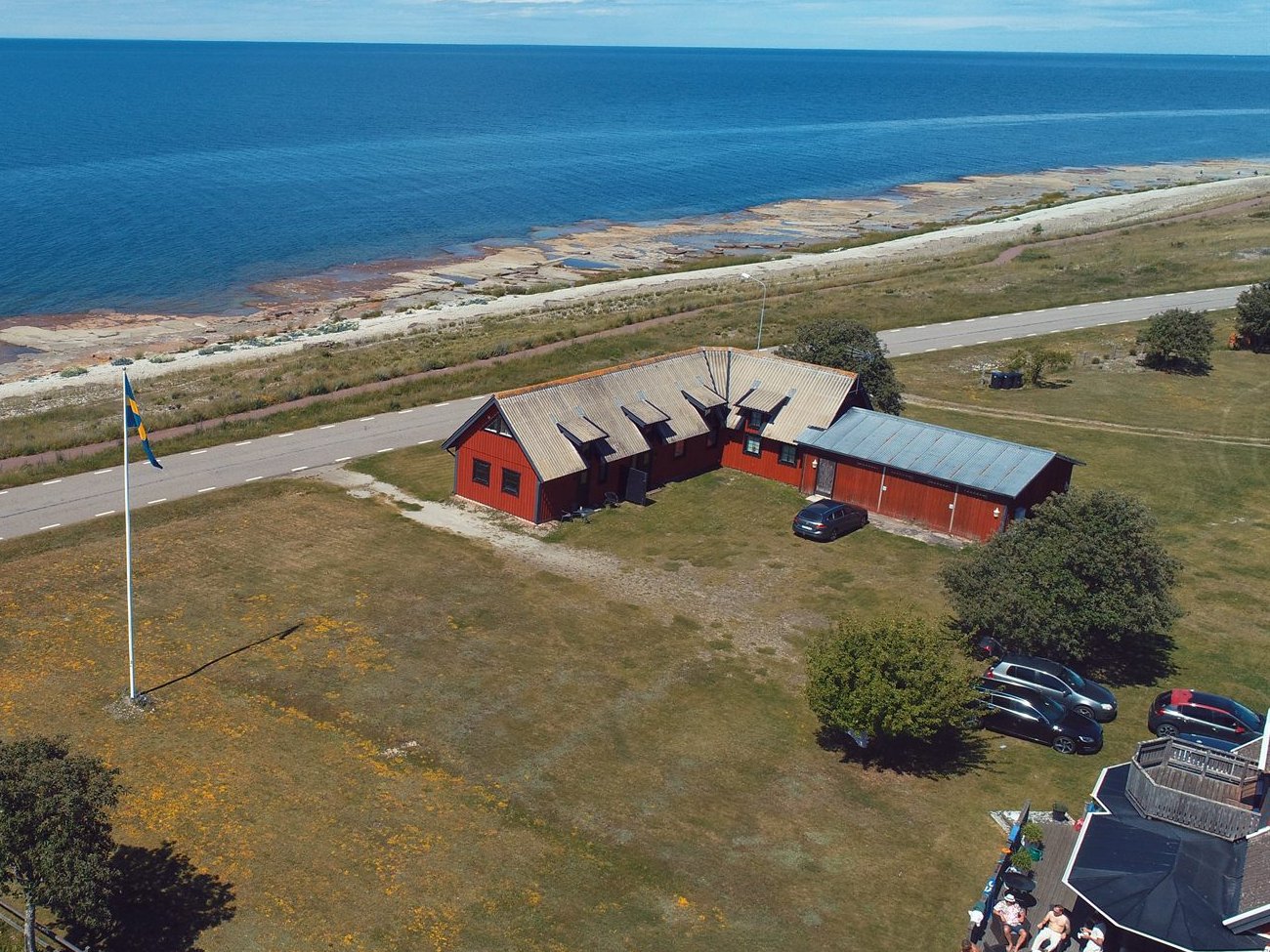 Lägenhetsbyggnaden vid havet i Byxelkrok på Öland, sedd utifrån