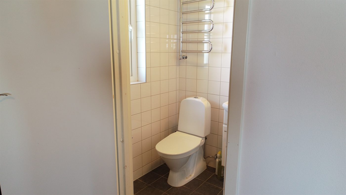 Toalett med kakel i lägenhet