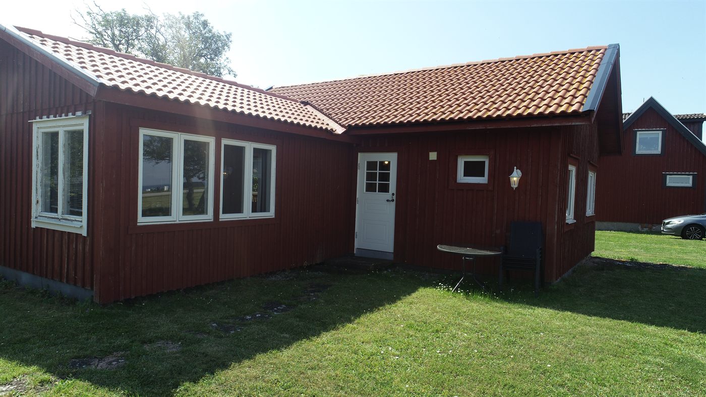 Röda stugan Solhäll i solsken i Byxelkrok på Öland